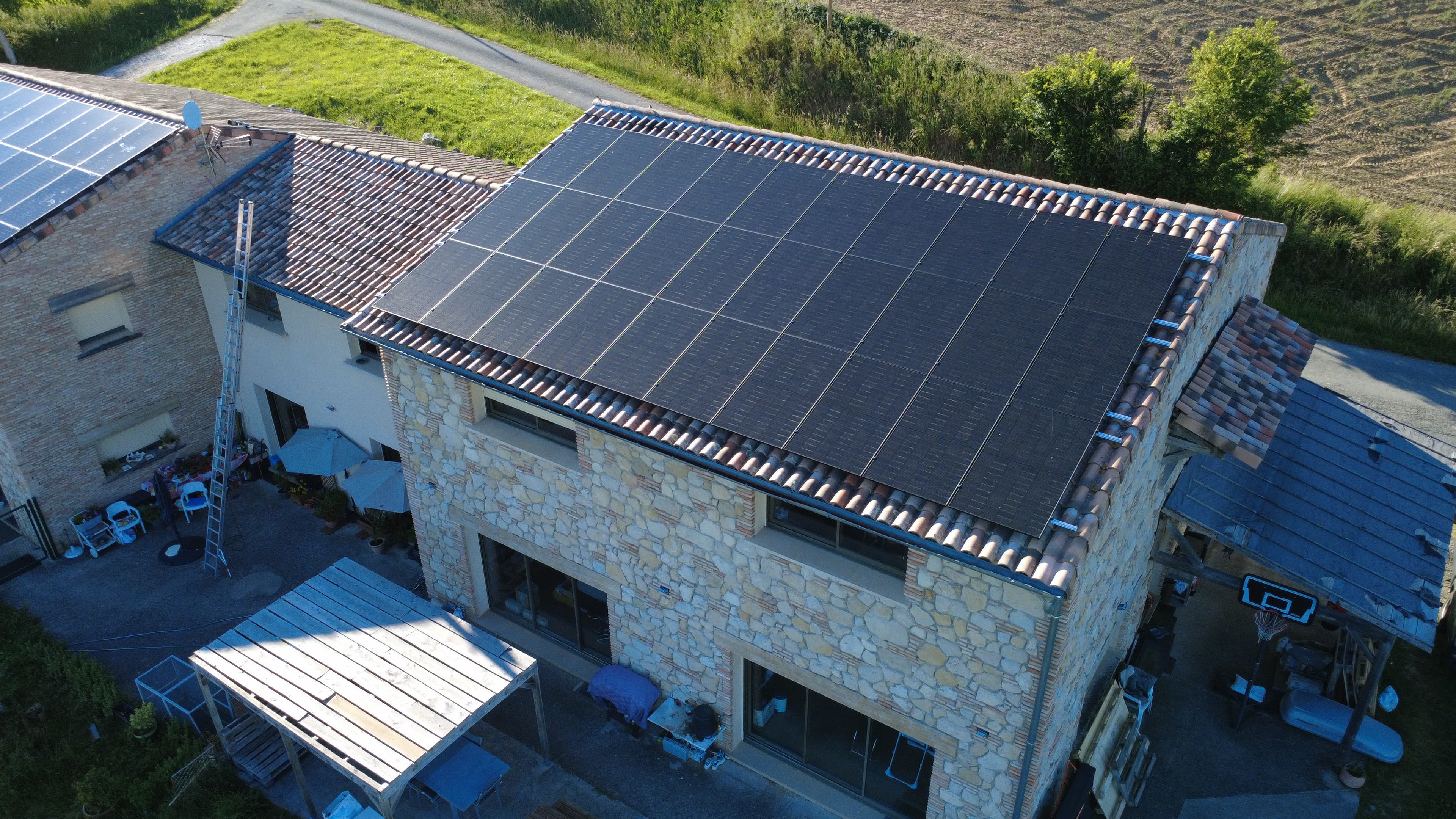 Installation photovoltaïque 2 x 15 kW en toiture - Pose des panneaux